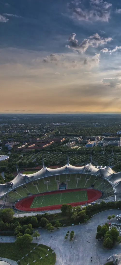 Luftaufnahme des Olympiaparks München mit Olympiastadion bei Abendlicht