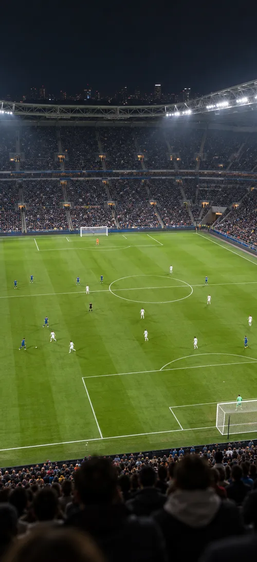 Fußballstadion bei Nacht, Blick von der Tribüne aufs Spielfeld